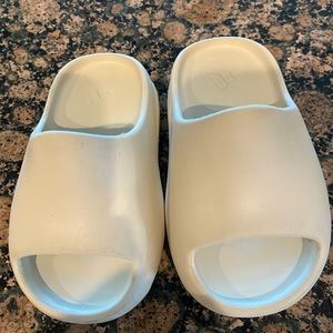 Toddler Yeezy Slides